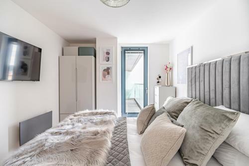 Stunning Quay-side Apartment With Marina Views