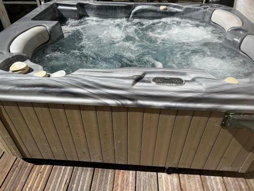 The Nook Sleeps 9 With Hot Tub