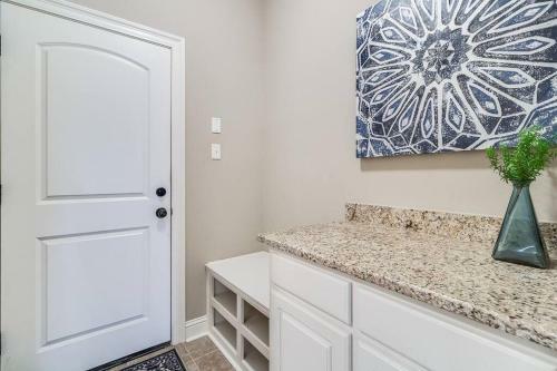 Villa Middle Of Town, King Bed, Separate Shower, 3b/2b