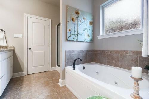 Villa Middle Of Town, King Bed, Separate Shower, 3b/2b