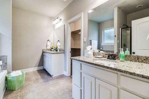 Villa Middle Of Town, King Bed, Separate Shower, 3b/2b