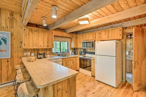 Serene Berkshires Cabin With Deck And Fire Pit!