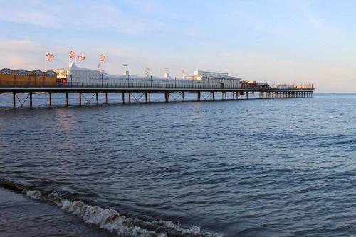 Seaside Apartment With Pool In Paignton, Torbay