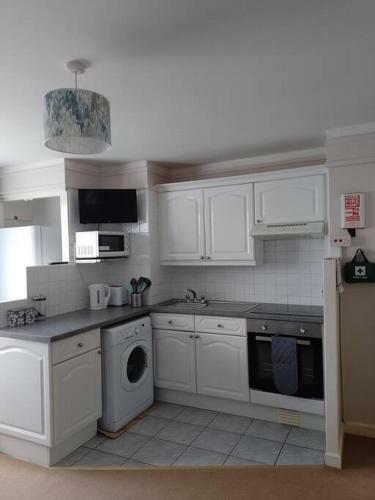 Seaside Apartment With Pool In Paignton, Torbay