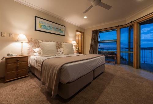 Lodge Cliff Edge By The Sea