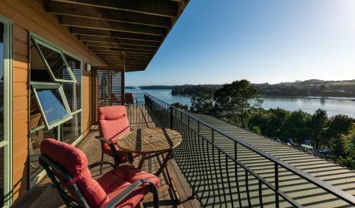 Lodge Cliff Edge By The Sea