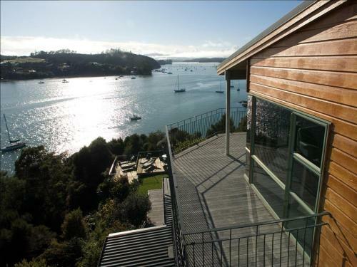 Lodge Cliff Edge By The Sea