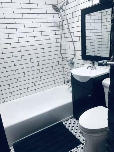 1850s Historic Row House 7min Train To Nyc With Private Backyard