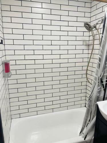 1850s Historic Row House 7min Train To Nyc With Private Backyard