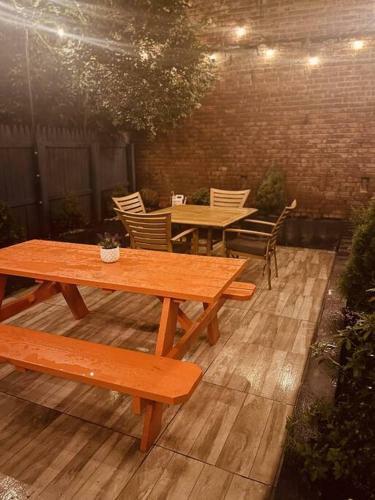 1850s Historic Row House 7min Train To Nyc With Private Backyard