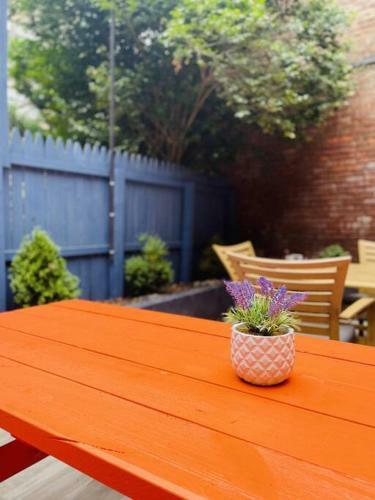 1850s Historic Row House 7min Train To Nyc With Private Backyard