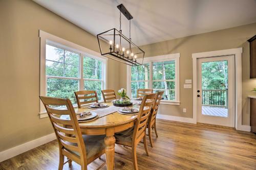 Scenic Sapphire Hideaway With 40-foot Porch!