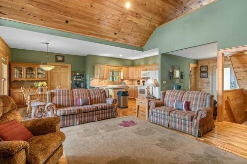 Mountain Retreat With Hottub And Views