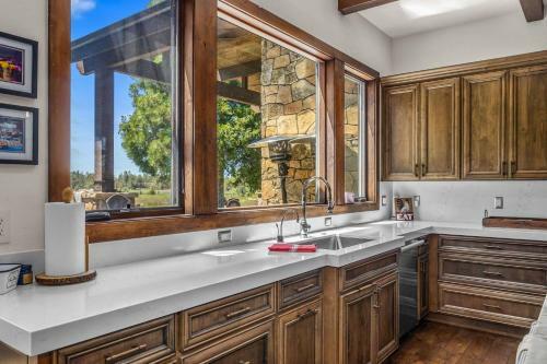 Bend Luxury Escape!