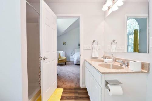 Warm 4 Bedroom House With Large Outdoor Space