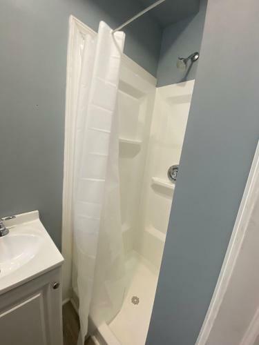 Pet Friendly Budget Apartment Near Roosevelt Boulevard