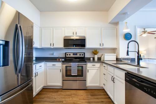 Riverside Condo Downtown River Views Access