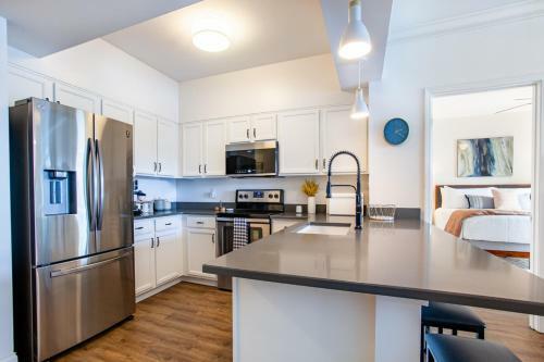 Riverside Condo Downtown River Views Access