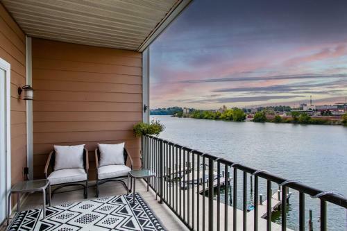 Riverside Condo Downtown River Views Access