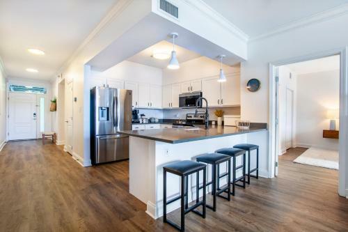 Riverside Condo Downtown River Views Access