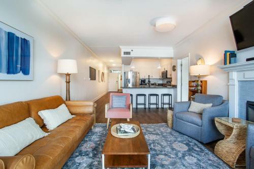 Riverside Condo Downtown River Views Access