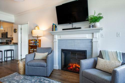 Riverside Condo Downtown River Views Access