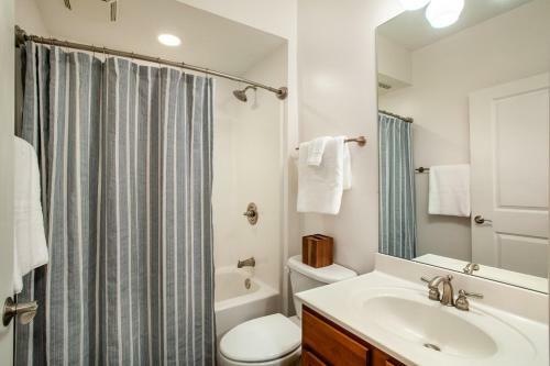 Riverside Condo Downtown River Views Access