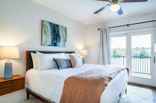 Riverside Condo Downtown River Views Access