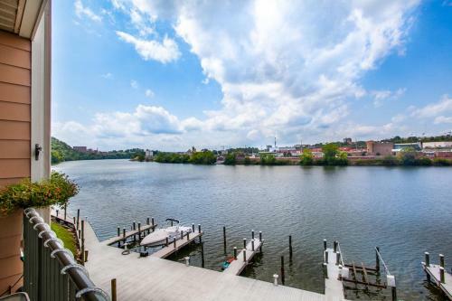 Riverside Condo Downtown River Views Access