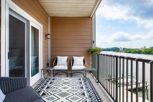 Riverside Condo Downtown River Views Access
