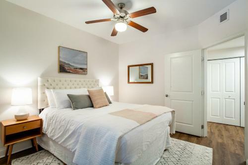 Riverside Condo Downtown River Views Access