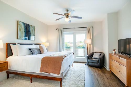 Riverside Condo Downtown River Views Access
