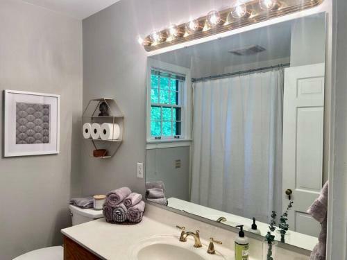 Nashville Oasis: Gym, Golf, Yard, Prime Location