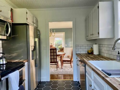 Nashville Oasis: Gym, Golf, Yard, Prime Location