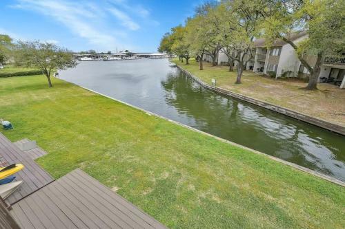 Evergreen Cove - Lakeside Townhouse On Lake Conroe