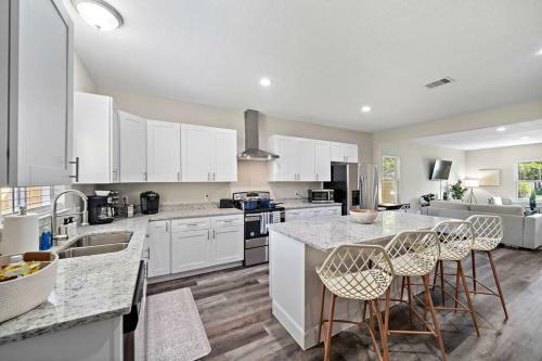 Central & Stylish Home With Games 8 Mins To Downtown