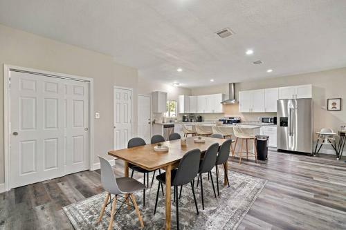 Central & Stylish Home With Games 8 Mins To Downtown
