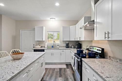 Central & Stylish Home With Games 8 Mins To Downtown