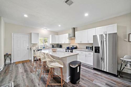 Central & Stylish Home With Games 8 Mins To Downtown