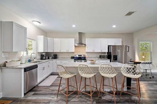 Central & Stylish Home With Games 8 Mins To Downtown