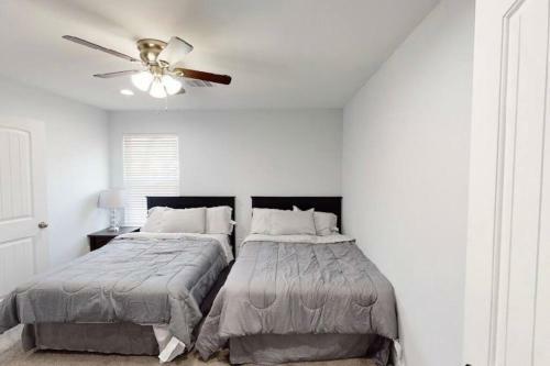 2 Bedroom W/ Upstairs Balcony Attached To Master