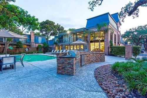 Apartamento Chateaux Dijon In Midtown Houston With 2 Queen Size