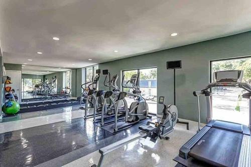 Apartamento Chateaux Dijon In Midtown Houston With 2 Queen Size