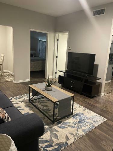 Apartamento Chateaux Dijon In Midtown Houston With 2 Queen Size