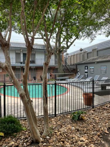 Apartamento Chateaux Dijon In Midtown Houston With 2 Queen Size