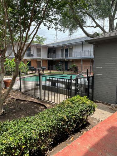 Apartamento Chateaux Dijon In Midtown Houston With 2 Queen Size