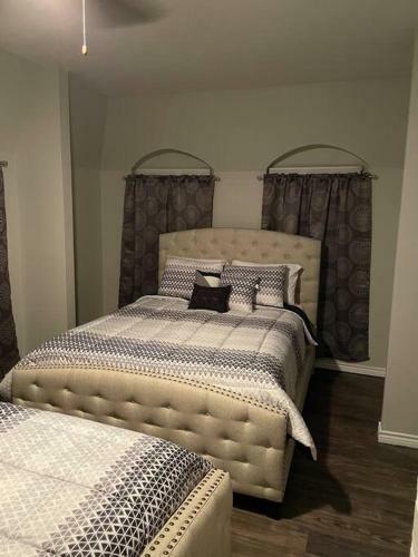 Apartamento Chateaux Dijon In Midtown Houston With 2 Queen Size