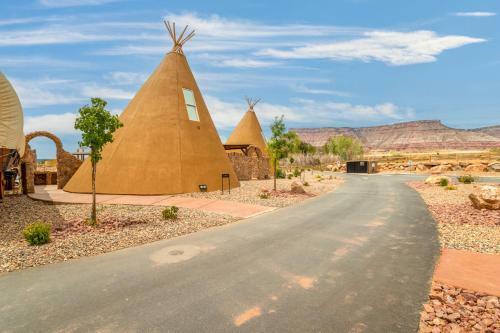 Zion White Bison Glamping & Rv Resort - Tipis And Kivas