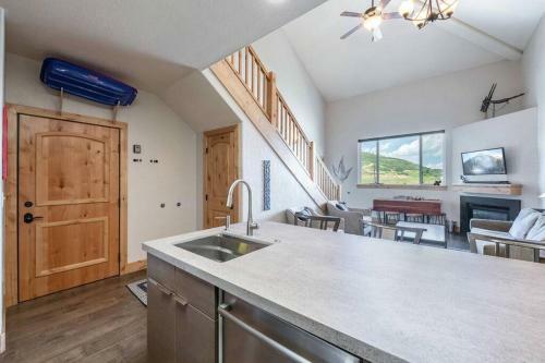 Spacious Two Bedroom With Pool Steps To Skiing And Golf Enjoy Sv322ab