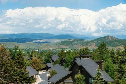 Spacious Two Bedroom With Pool Steps To Skiing And Golf Enjoy Sv322ab